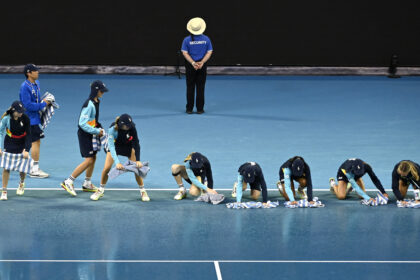 Vaikams liepta rankšluosčiais sausinti areną (REUTERS-SCANPIX nuotr.)