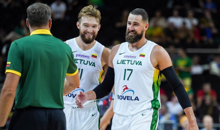 Domantas Sabonis ir Jonas Valančiūnas (FIBA nuotr.)