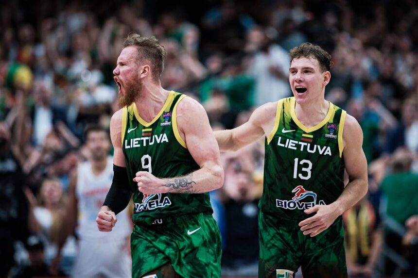 Ignas Brazdeikis ir Rokas Jokubaitis (FIBA nuotr.)