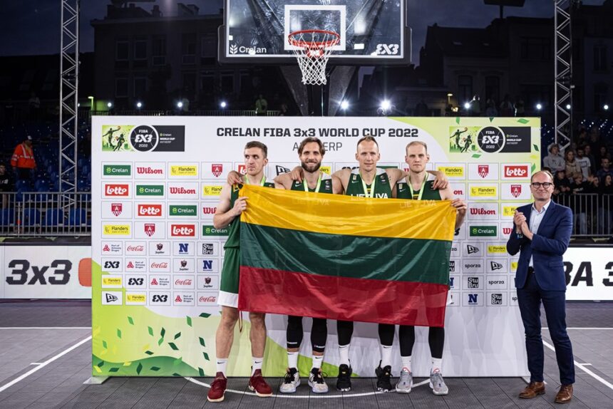 Lietuvos vyrų 3x3 krepšinio rinktinė 2022 m. pasaulio čempionate iškovojo sidabro medalius (FIBA nuotr.)