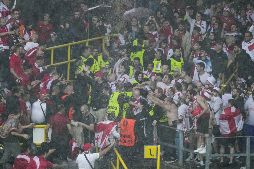 Sakartvelo ir Turkijos fanų muštynės (Scanpix nuotr.)