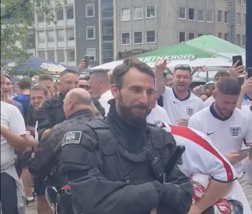 Garetho Southgate'o antrininkas iš Vokietijos policijos (Stopkadras)