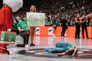 Žalgirio gerbėjų piršlybos rungtynių metu (zalgiris.lt nuotr.))