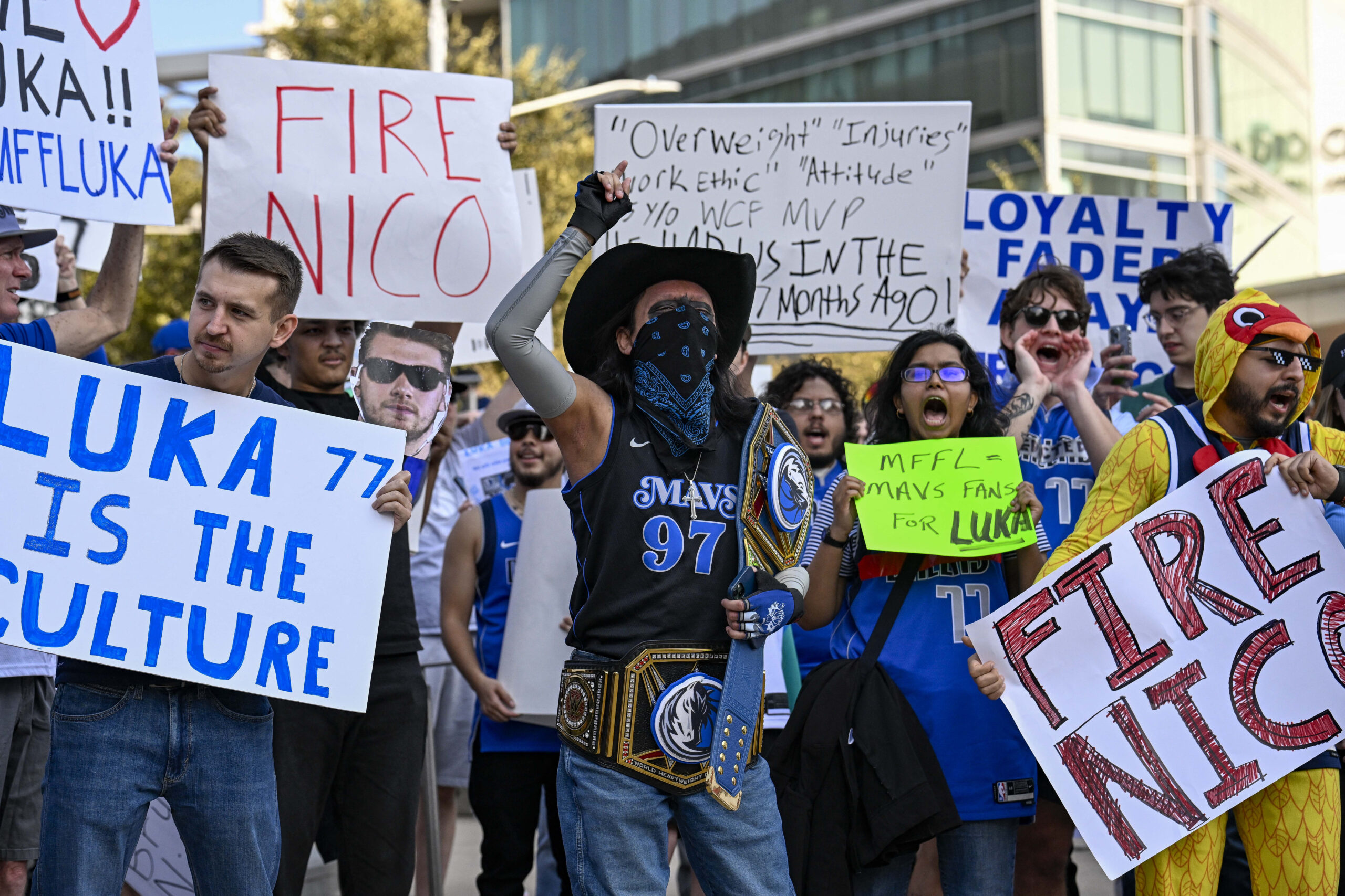 Nesusitaikantys su Dončičiaus išvykimu „Mavericks“ fanai surengė protestą