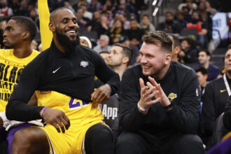Luka Dončičius ir LeBronas Jamesas (Scanpix nuotr.)