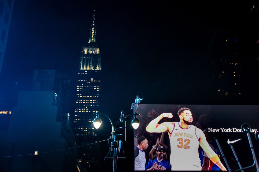 Knicks fanas ant reklaminio stendo gatvėje (Scanpix nuotr.)