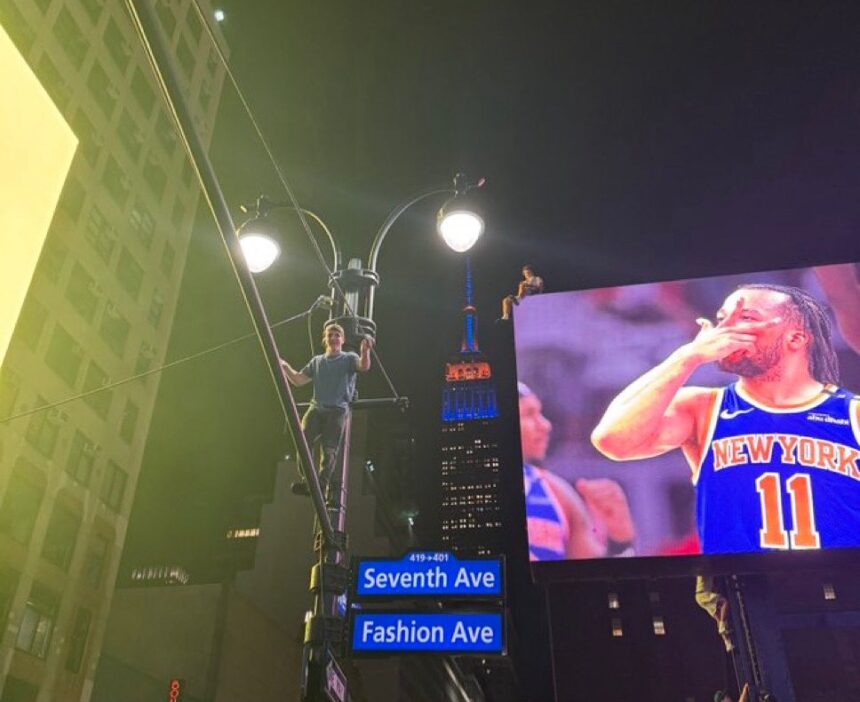 Knicks fanai ant gatvės lempų ir reklaminių stendų