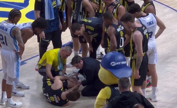 Šaro „Fenerbahče“ pergalingai pradėjo atkrintamąsias, bet prarado Biberovičių