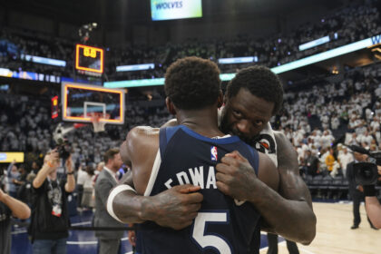 Anthony Edwardsas ir Julius Randle'as (Scanpix nuotr.)