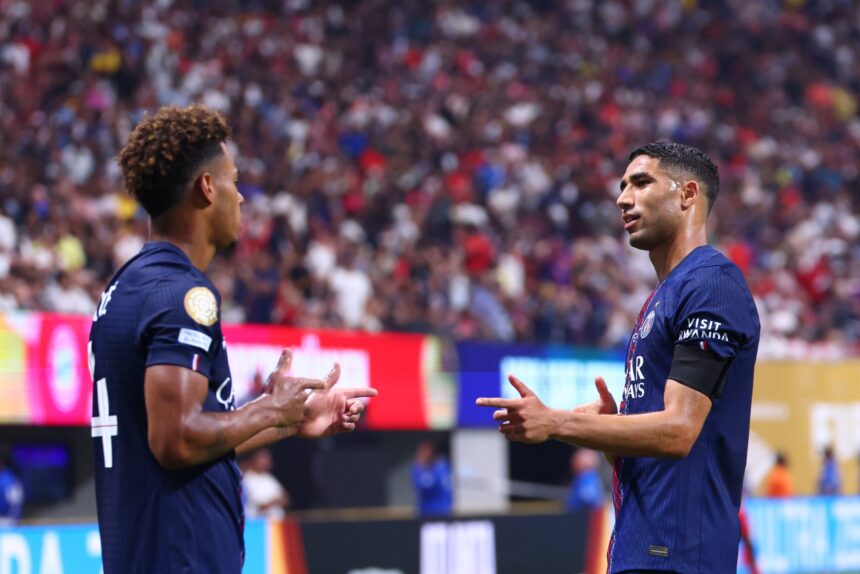 Be dviejų žaidėjų mačą baigusi PSG iš turnyro eliminavo „Bayern“ ekipą