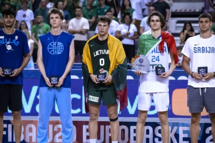 Mantas Juzėnas (viduryje), FIBA nuotr.