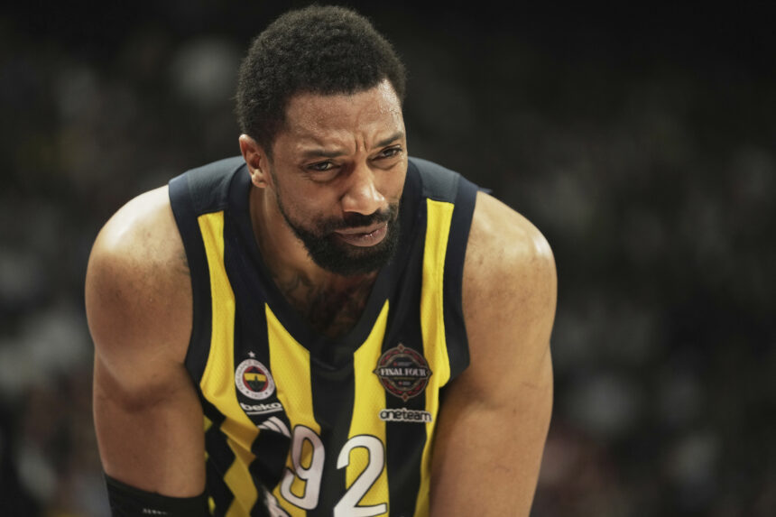 „Fenerbahče“ pratęsė sutartį su Khemu Birchu