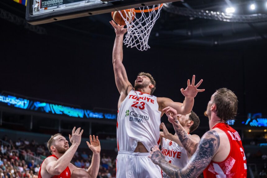 Už klaidas lenkus sėkmingai baudusi Turkijos rinktinė – Europos čempionato pusfinalyje