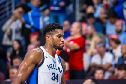 Giannis Antetokounmpo po pralaimėtų EČ pusfinalio rungtynių. FIBA nuotr.