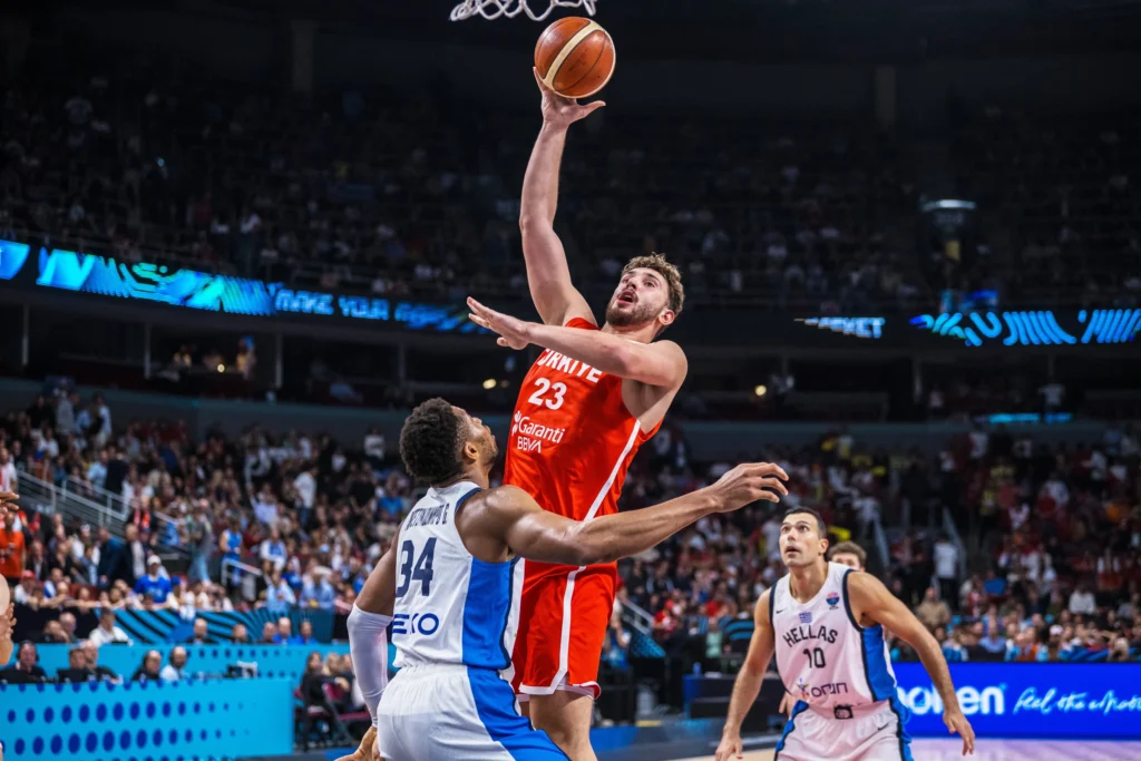 Alperenas Šengunas ir Giannis Antetokounmpo. FIBA nuotr.