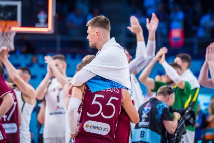 Kristapas Porzingis ir Arturas Žagaras (FIBA nuotr.)