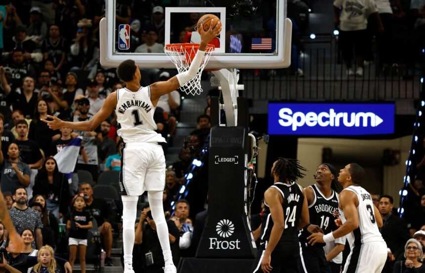 NBA neregėtus skaičius renkantis Wembanyama padėjo „Spurs“ pratęsti pergalingą sezono startą