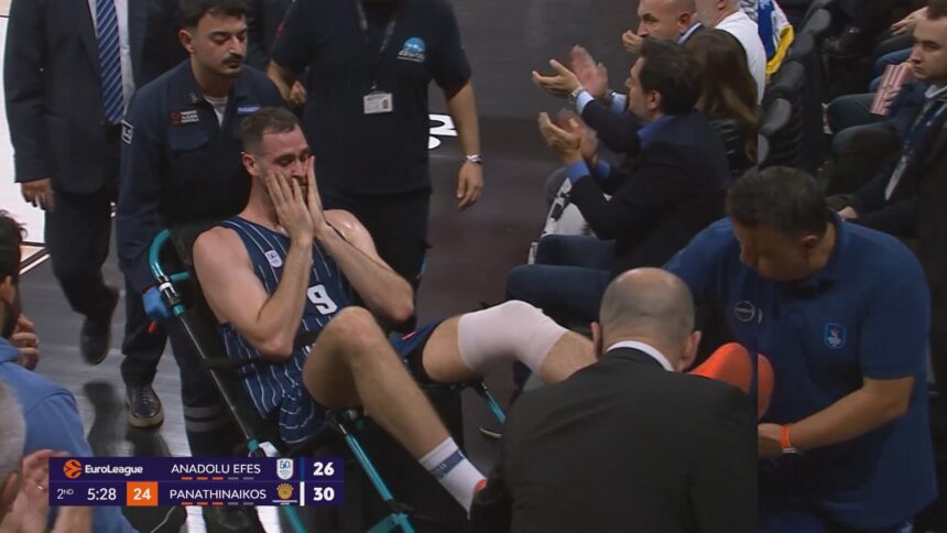Nelaimė Stambule: „Anadolu Efes“ centras aikštę paliko ant neštuvų