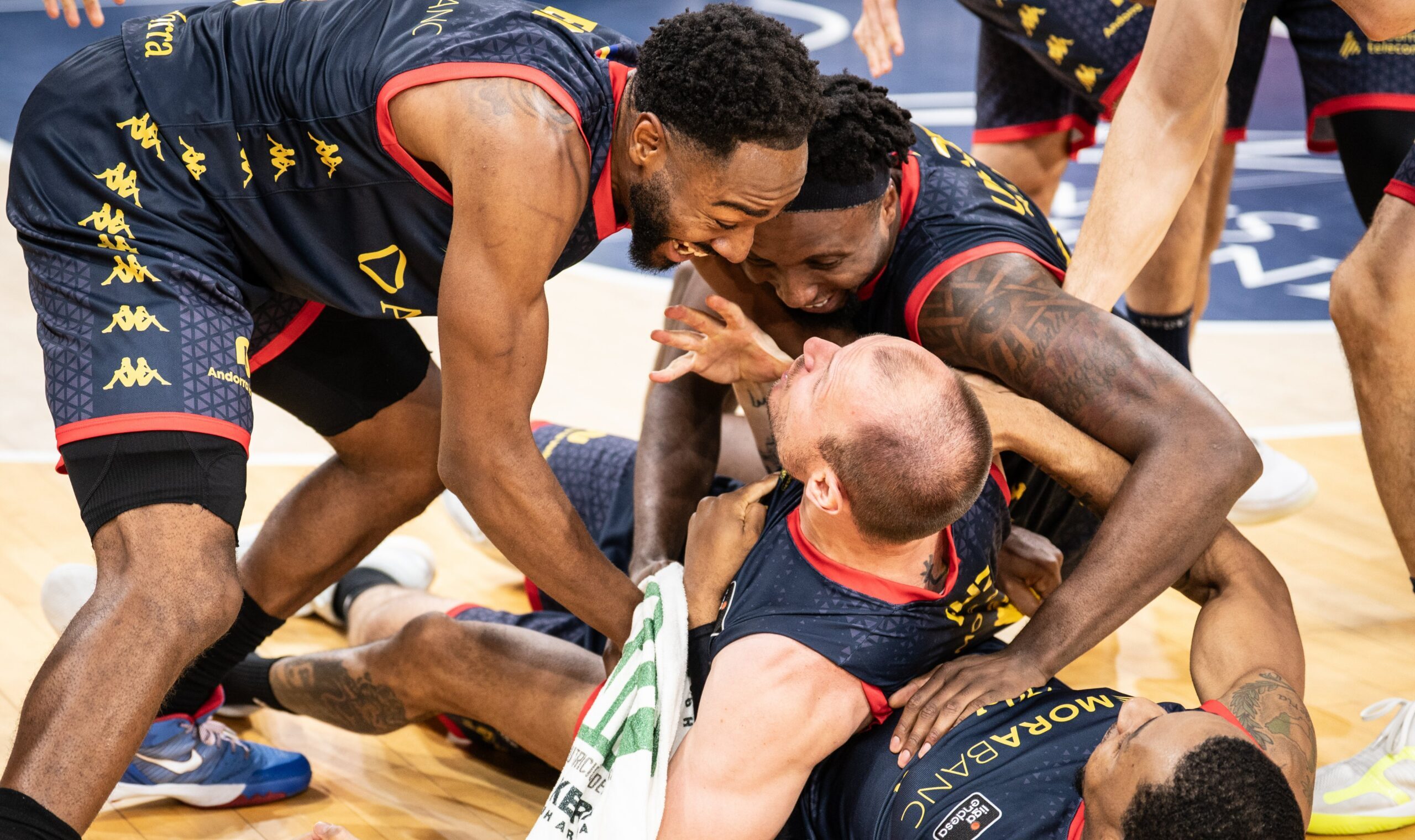 Ispanijoje – neįtikėtinas metimas per visą aikštę, išplėšęs pratęsimą