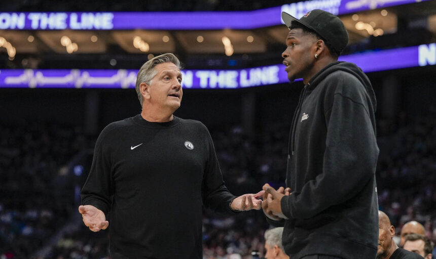 NBA – kuriozinė techninė pražanga nežaidžiančiai žvaigždei ir pirmoji finalininkų pergalė