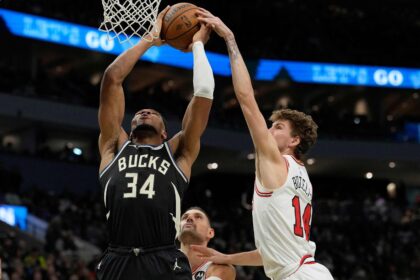 Matas Buzelis ir Giannis Antetokounmpo. Scanpix nuotr.