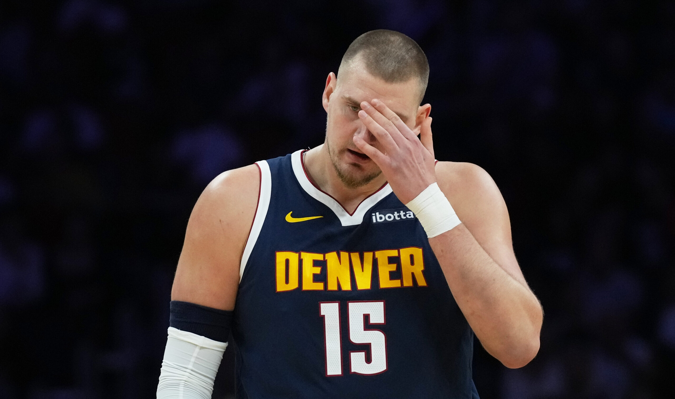 Žiniasklaida: juodžiausio scenarijaus išvengęs Jokičius nerungtyniaus mėnesį