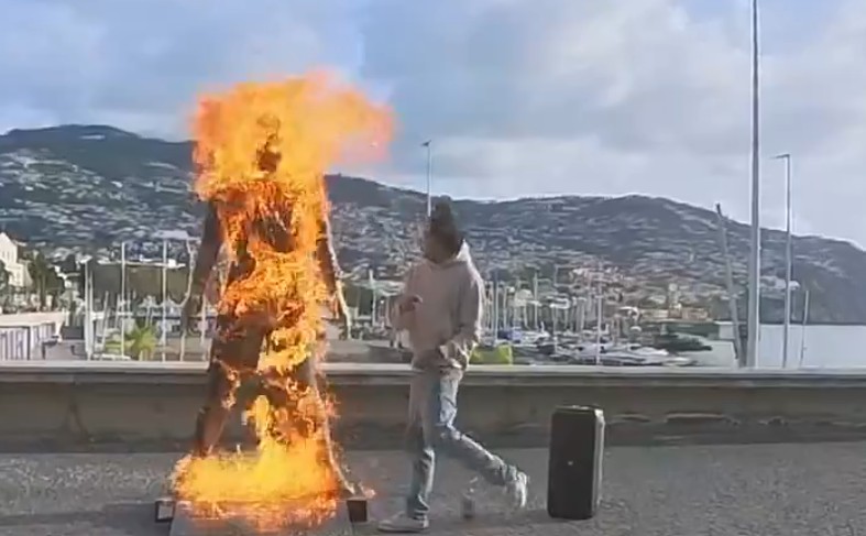 Makabriškas performansas: šokis degančios Ronaldo statulos fone