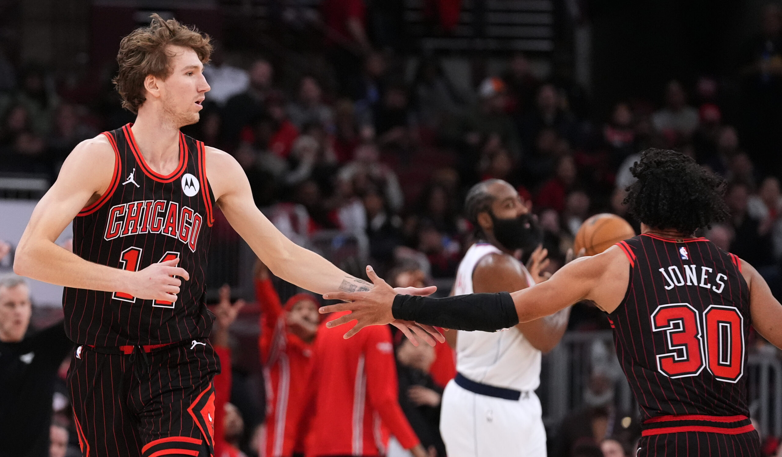 Buzelis ir „Bulls“ liejo tritaškius bei sutriuškino svečius iš Los Andželo