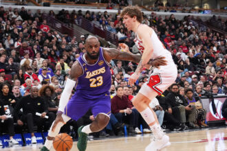 LeBronas Jamesas ir Mata Buzelis (Scanpix nuotr.)