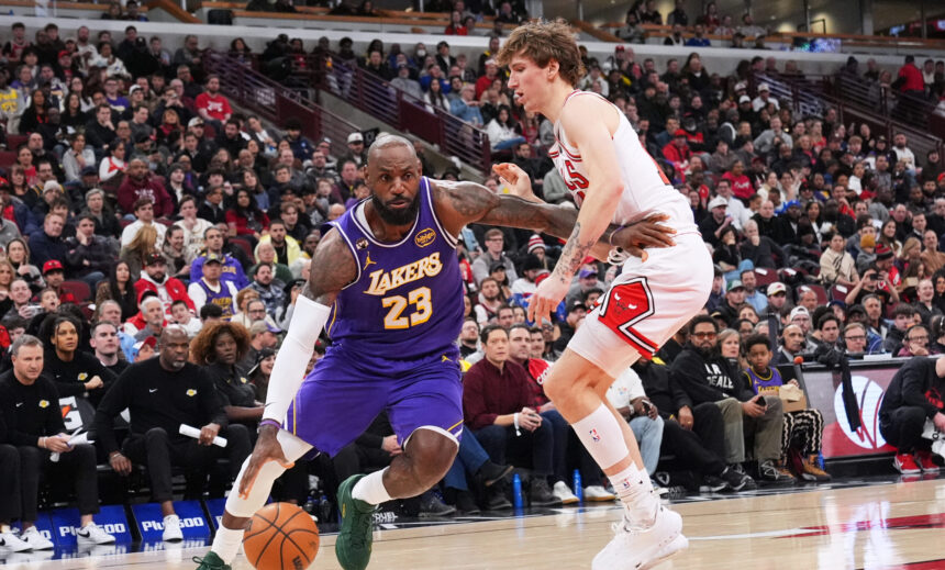 LeBronas Jamesas ir Mata Buzelis (Scanpix nuotr.)