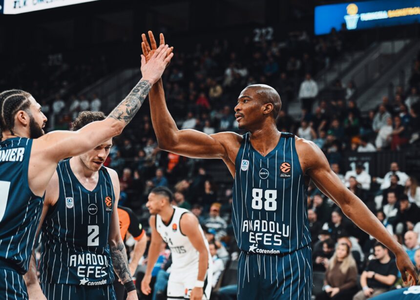 „Anadolu Efes“ pratęsė kontraktą su aukštaūgiu