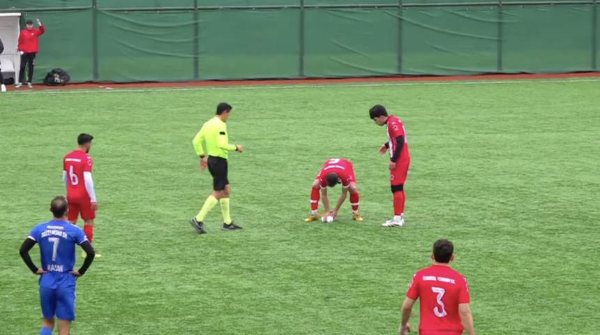 Serotonino dozė: vartininko numuštą paukštį sėkmingai atgaivino varžovų futbolininkas