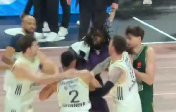 Po Baldwino pergalingo metimo siautėti pradėjusį Lessortą ramino ir Jasikevičius