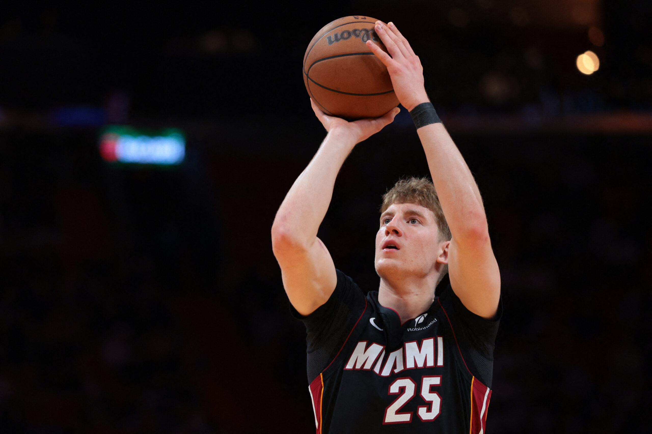 „Heat“ su naudingu Jakučioniu susitvarkė su lygos autsaideriais