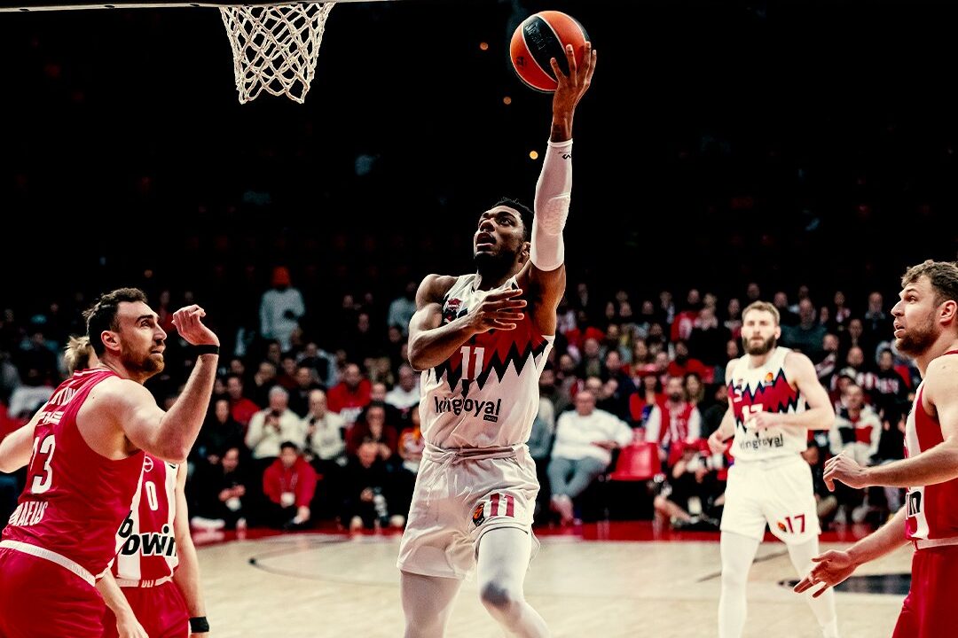 Radzevičius sužaidė prasčiausias rungtynes Eurolygoje, o „Baskonia“ krito Pirėjuje