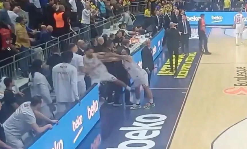 Po pralaimėjimo Stambule – Jameso ir Okobo konfliktas