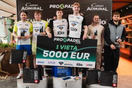 Group of athletes posing with a big prize check and trophies at a sponsorship event, celebrating 1st place in a padel tournament.