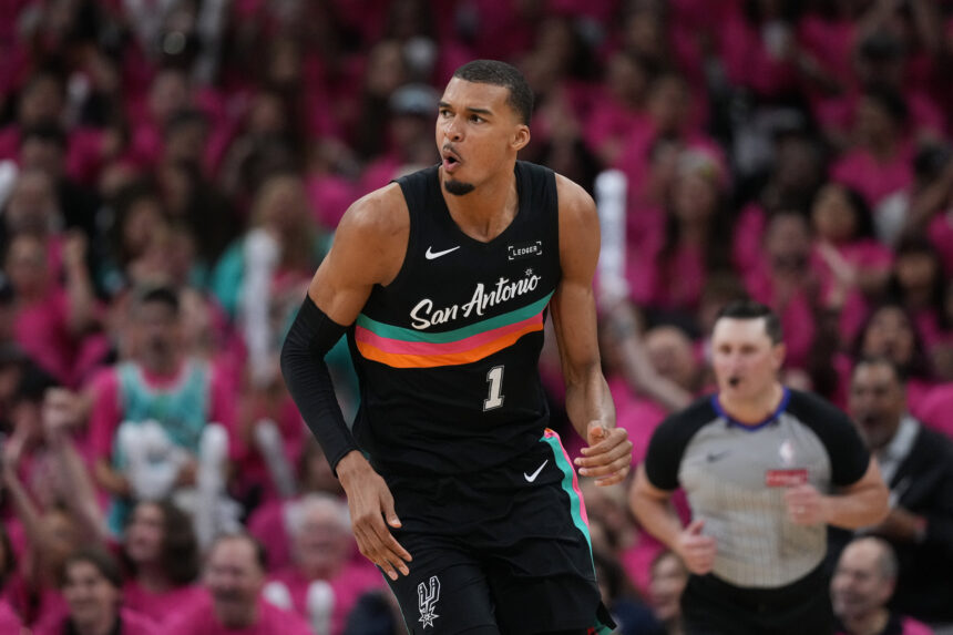 „Spurs“ atkrintamųjų starte – Wembanyamos šou, „Thunder“ šlavė savo varžovus