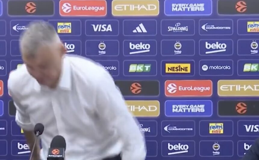 Nepagarbaus klausimo sulaukęs Šaras išėjo iš spaudos konferencijos