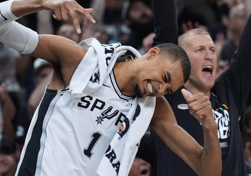 „Spurs“ atkeršijo „Timberwolves“ išrašydama istorinį pralaimėjimą, „Knicks“ pirmauja 2-0