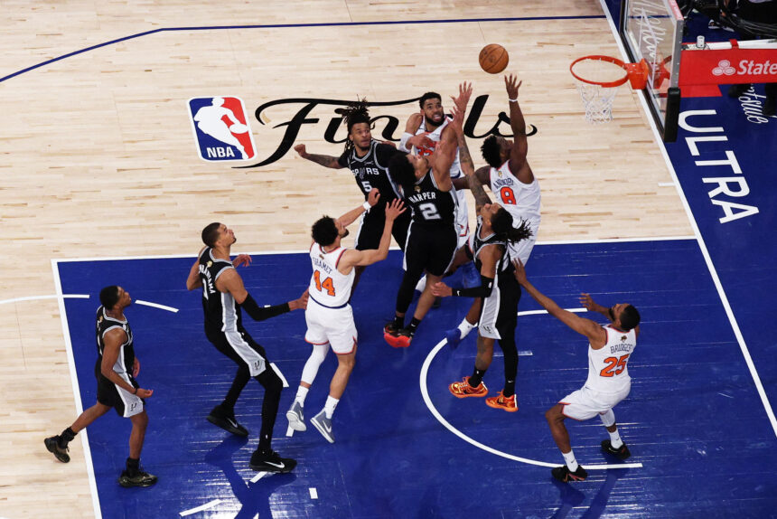 „Knicks“ sukūrė istorinį sugrįžimą ir atsidūrė per žingsnį nuo NBA titulo