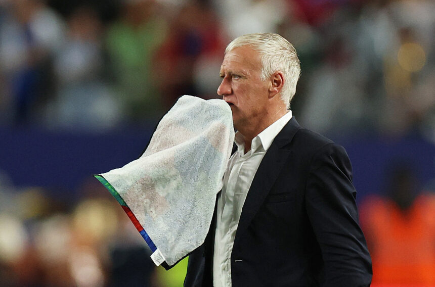 Deschampsas dėl netekties šeimoje paliko Prancūzijos rinktinės stovyklą