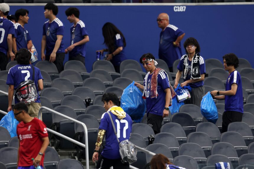Japonai ir vėl žavi pasaulį: fanai po rungtynių ėmė tvarkyti stadiono tribūnas