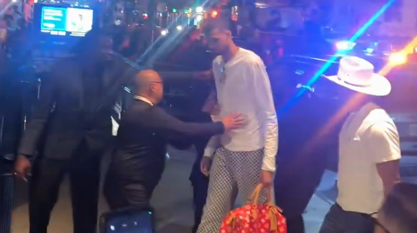 Į viešbutį grįžtantį Wembanyamą „Knicks“ fanai apmėtė daiktais