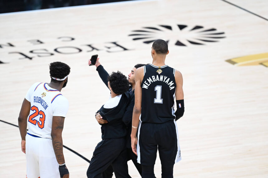 Brangi asmenukė: į aikštę finalo metu įbėgęs sirgalius NBA rungtynėse nebesilankys