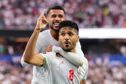 Irano rinktinės futbolininkai Mohamadas Mohebbi ir Mehdi Gayedi (Scanpix nuotr.)
