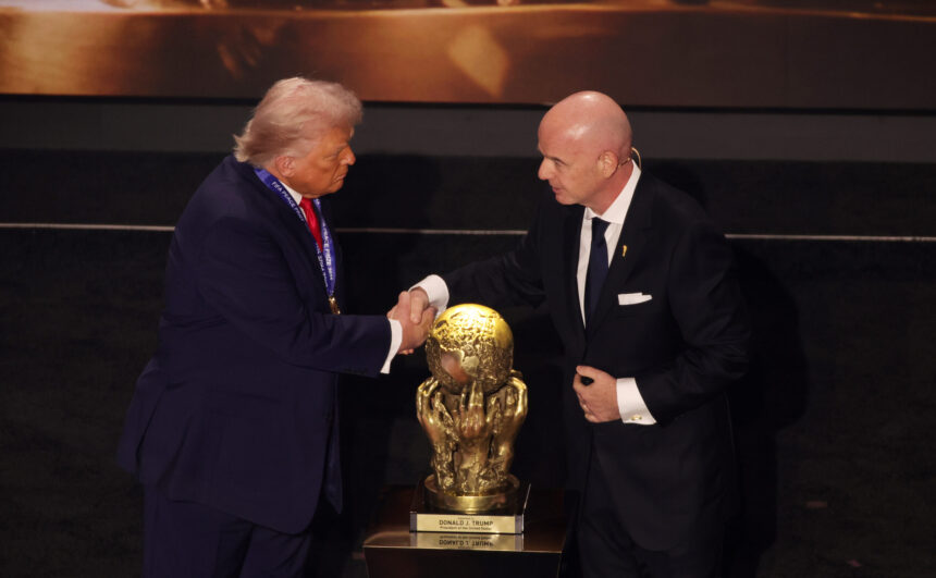 UEFA didina spaudimą Infantino: 42 klausimai apie ryšius su Trumpu ir terminas atsakyti