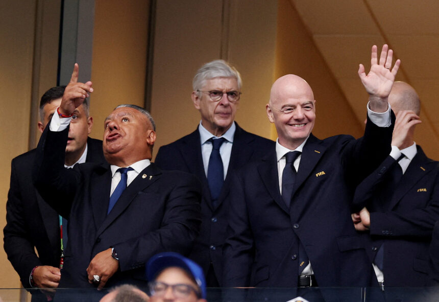Nuo Gianni Infantino skandalingo plano atsiribojo net artimiausi bendražygiai