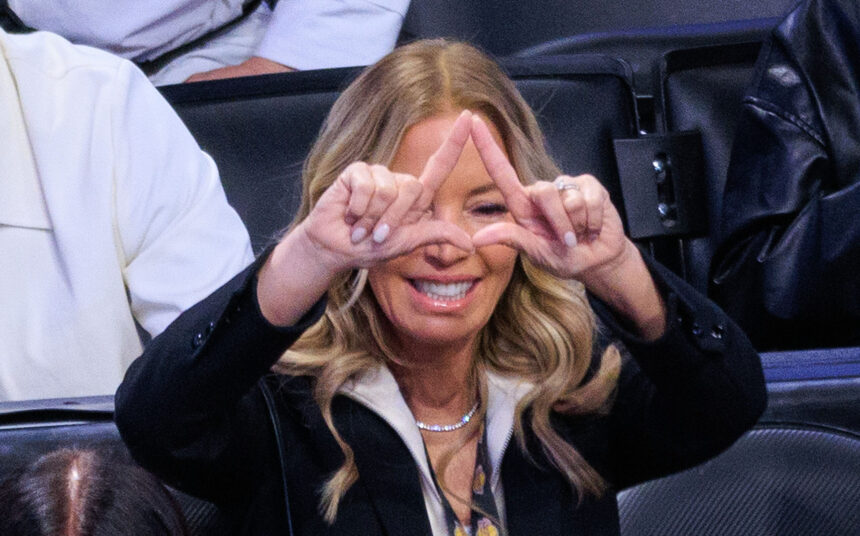 Jeanie Buss siekia užkirsti kelią „Lakers“ akcijų pardavimui