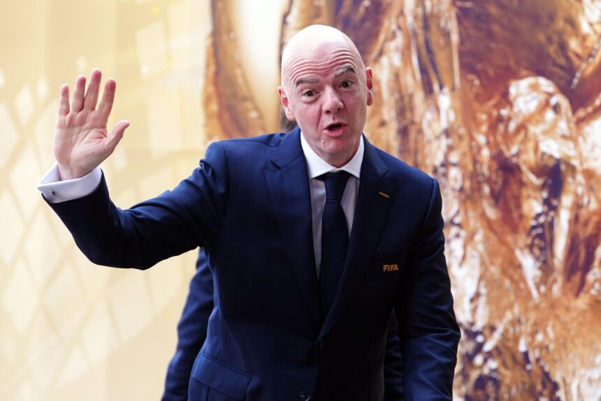 Gianni Infantino pripažino klaidas, tačiau lieka FIFA prezidentu